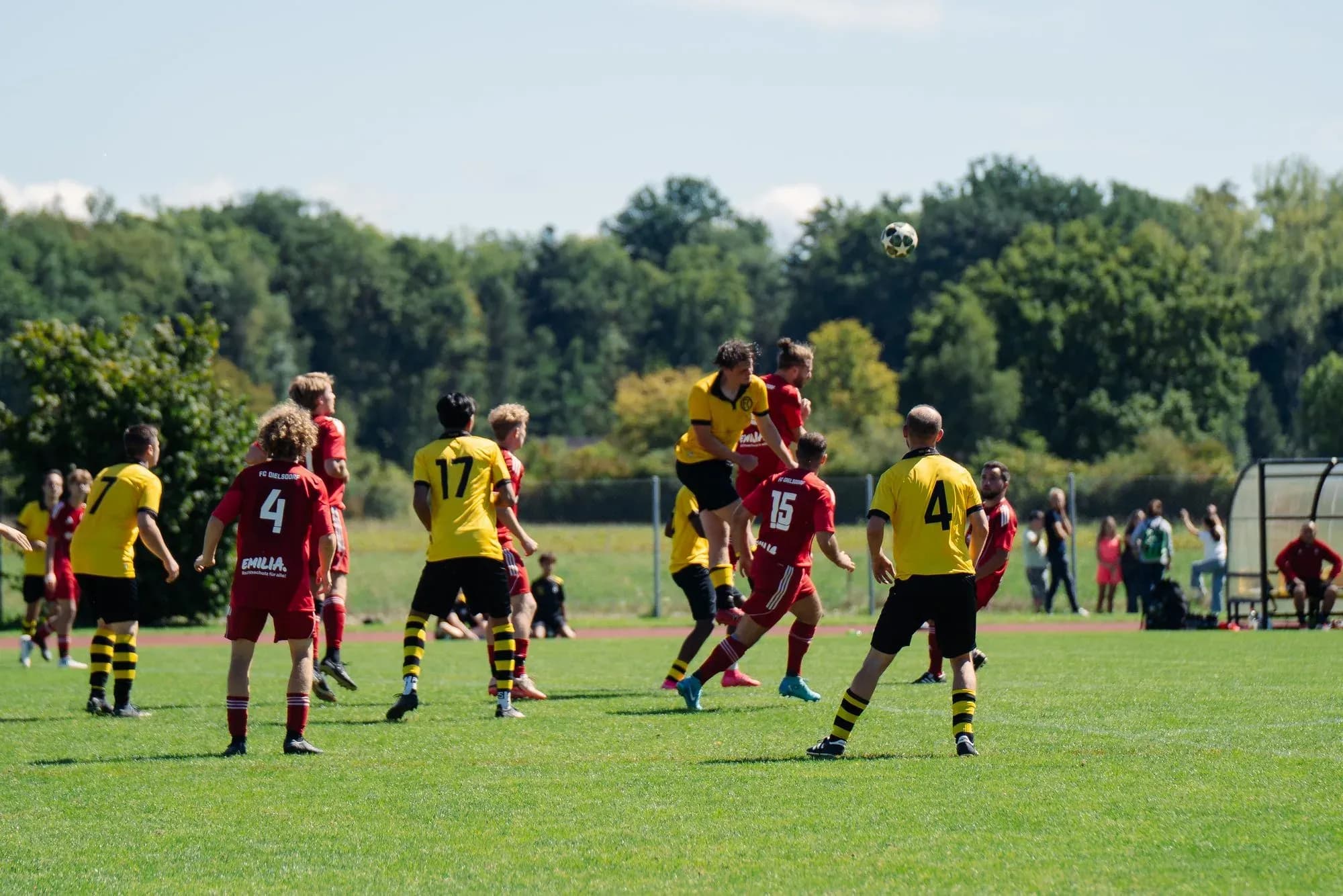 Knappe Derby-Niederlage aber Rückkehr von Legende — Foto 9