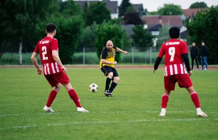 FCO Ü30 bezahlt Derbysieg teuer — Foto 7
