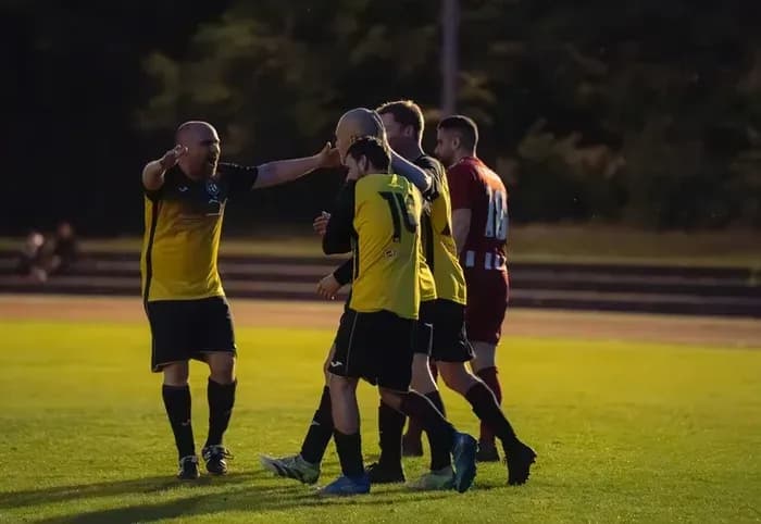 FCO Ü30 bezahlt Derbysieg teuer — Foto 11