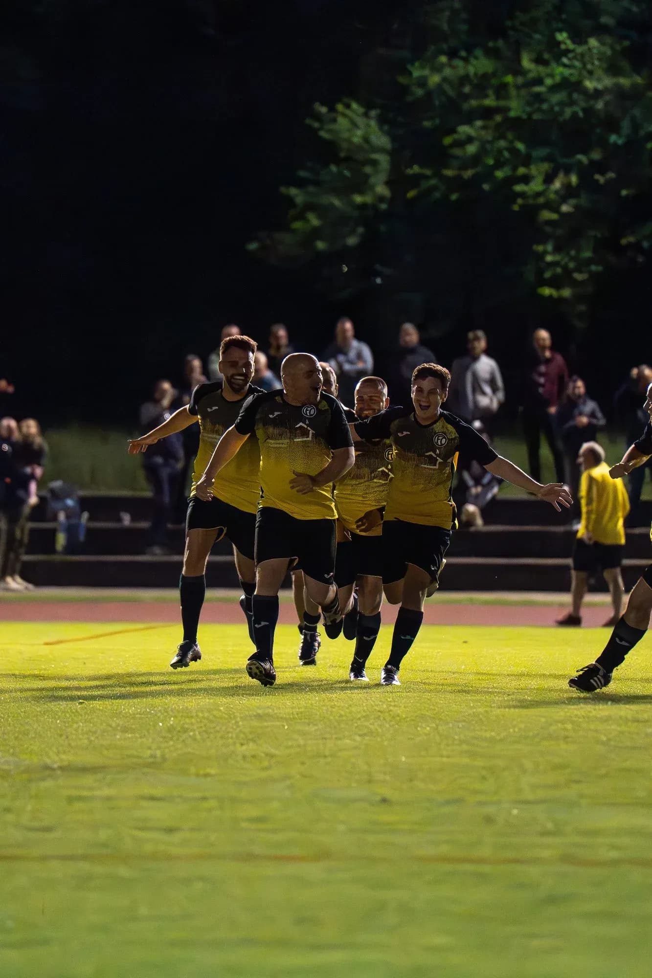 Riesenjubel nach Last-Second-Freistoss bei den Ü30 — Foto 13