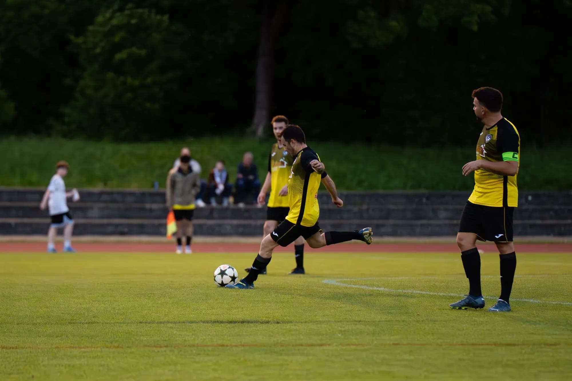 Riesenjubel nach Last-Second-Freistoss bei den Ü30 — Foto 6