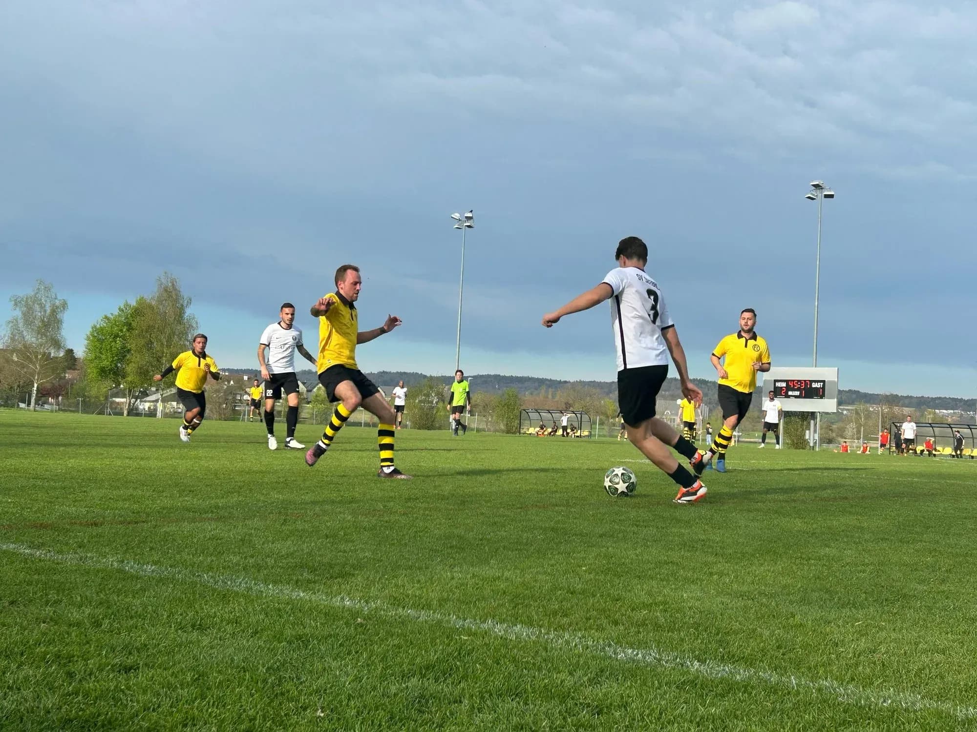 Jubiläumssieg im Sondertrikot — Foto 4