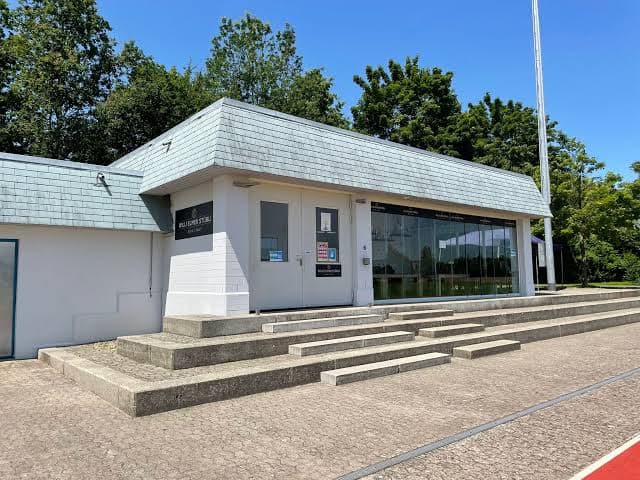 Das Willi-Elmer-Stübli auf der Sportanlage Chliriet, von aussen